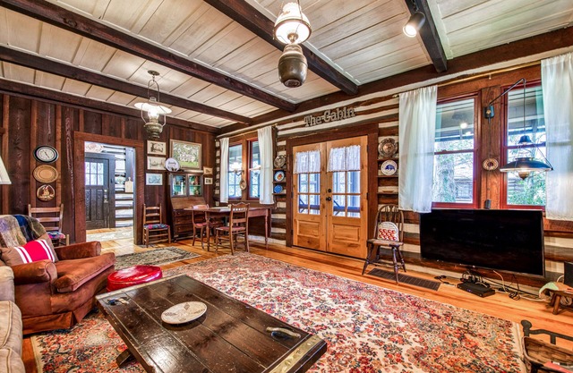 Snowbird-friendly house near golf with pool, mountain view, gas grill, & deck