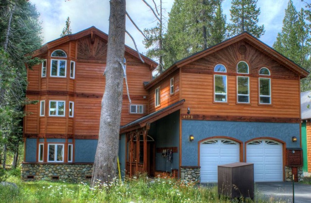 'Snowflake Chalet' Brillante, hermoso y espacioso refugio de montaña en Serene Lakes