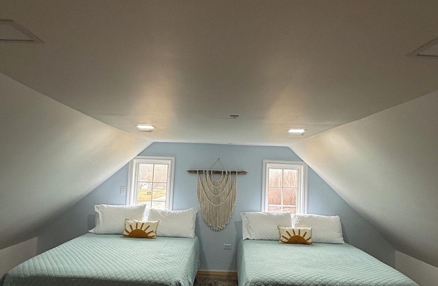 Cozy cottage by the Highlands Park w/bakery, beach + hiking trails close by!