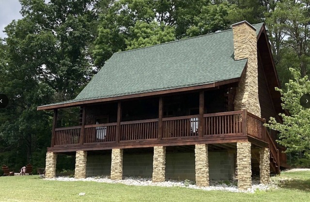 Snuggle up in our 2/2 cozy cabin w/ hot tub. The perfect Fall getaway!