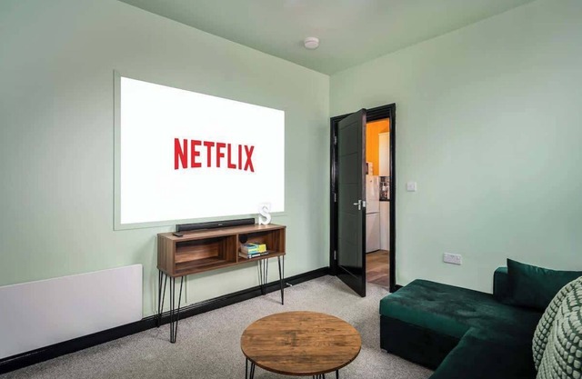 Social Media Adventure - 1 Bed 10% off long stays