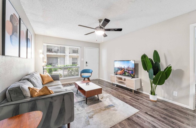 SoCo 2BR cozy suite w/ pool, king bed, fast WiFi