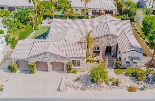 Beautiful Desert Home / Walk to Festivals / Pool / Fire Pits