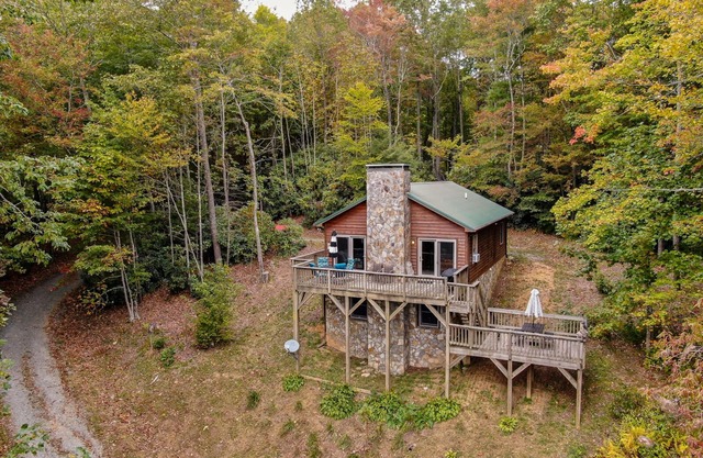 Alquiler de vacaciones en Songbird Cabin ubicado en Cornett Deal Christmas Tree Farm
