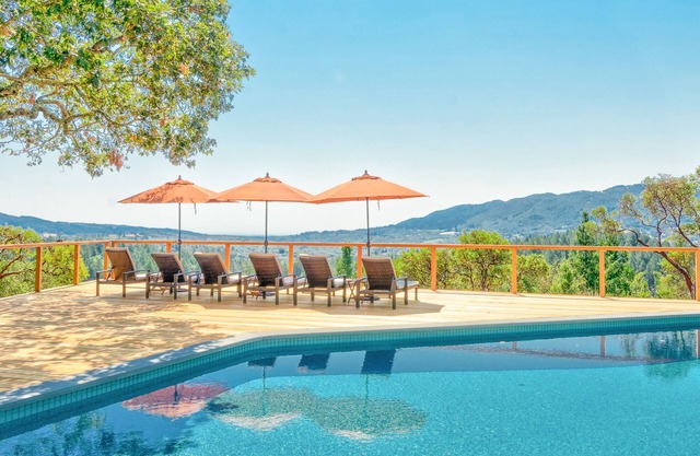 Sonoma Valley vineyard-view cottage with loft, hot tub, & on-site pool