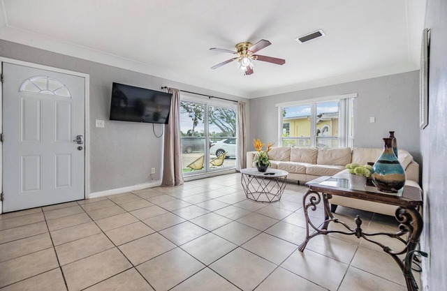 Soothing townhome with PRIVATE DOCK & KAYAKS in St. Petersburg