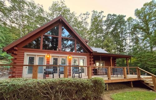 Sophie's Choice ~ Secluded Luxury Log Cabin w/Hot Tub + Pool Table