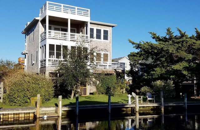Sound Breeze: frente al canal contemporáneo, porche cubierto, cubiertas.