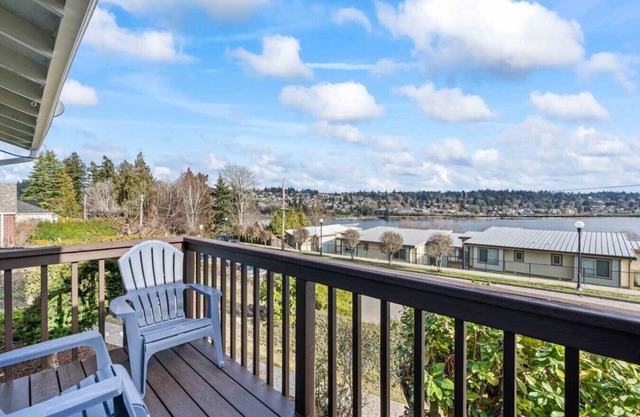 Sound View Stay-2 BR Duplex Unit w/ Water Views