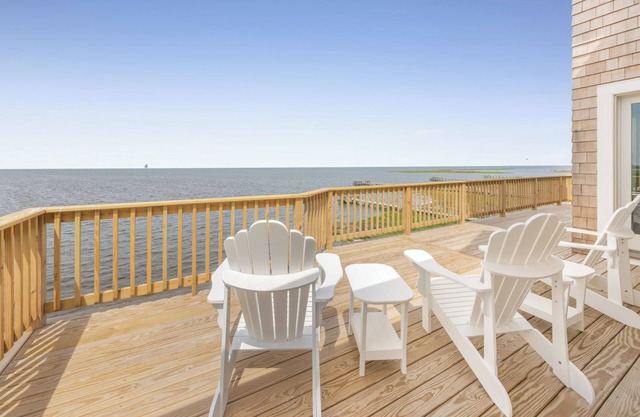 Soundfront Dog Friendly w/ Pool, Hot Tub, Elevator, Private Windsports Access