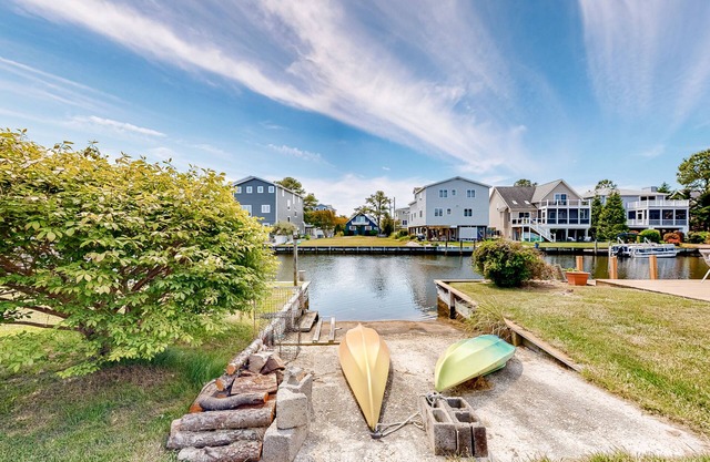 South Bethany bay-view home with dock, deck, kayaks, & bikes