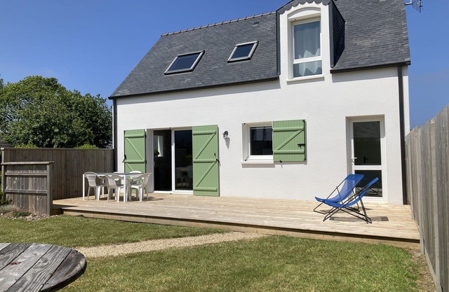 South-facing house in a quiet location 150 m from the sea