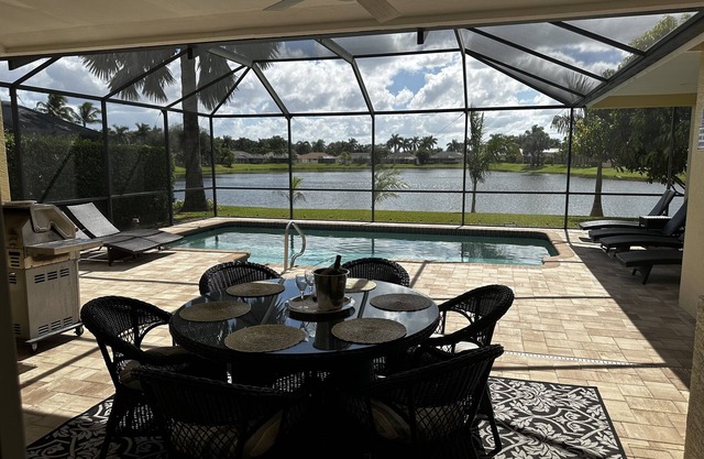Sur frente a la opinión del lago con piscina climatizada de agua salada, y Lanai / Patio ver video