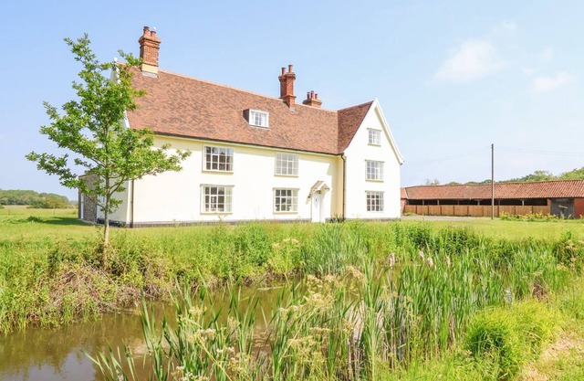 SOUTH GRANGE HOUSE - SLEEP 16, pet friendly, with hot tub in Sibton