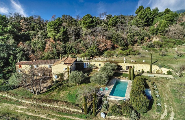 South Luberon farmhouse for rent, beautiful views of the countryside and absolute peace and quiet