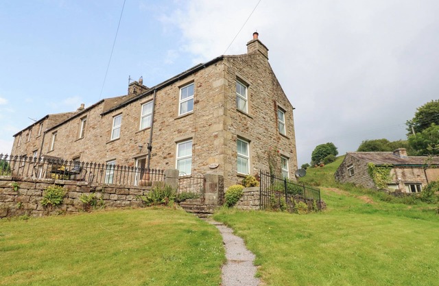 SOUTH VIEW, GUNNERSIDE, pet friendly, with open fire in Reeth