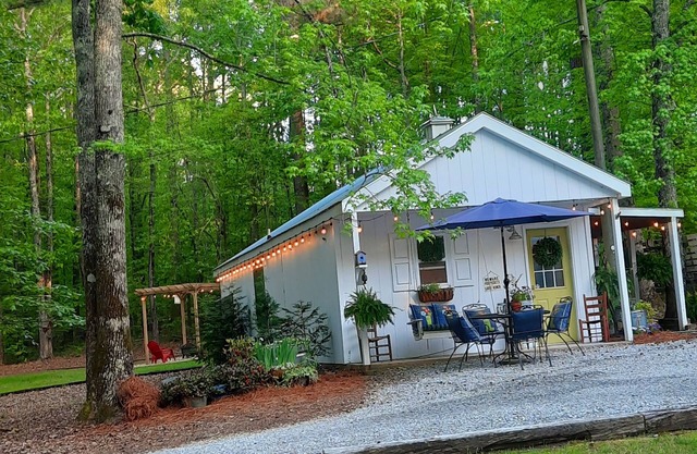 ¡Precioso bunkhouse clásico del sur cerca de la ciudad pero a la vez completamente aislado!