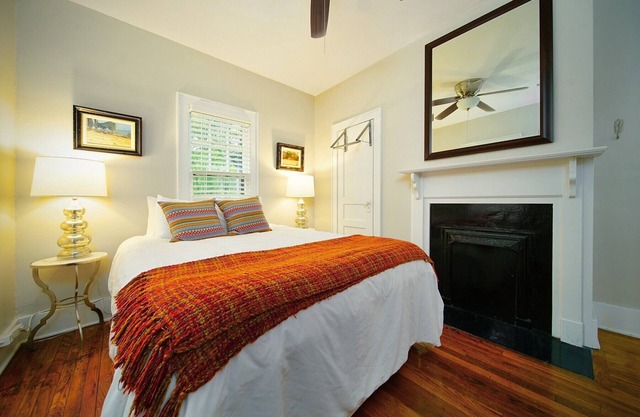 Southern Charm: Minutes to downtown Nashville with a cozy porch swing