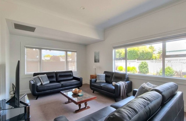 Spacious Remuera Bungalow with Parking and Aircon