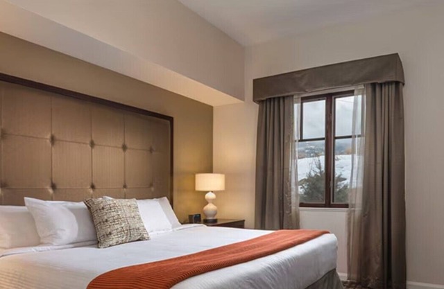 Spacious 1 Bedroom Deluxe Suite at Wyndham Park City king bed, full kitchen