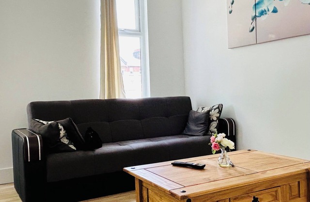 Spacious 1-bedroom flat with Free Parking, Close to many to take you Central