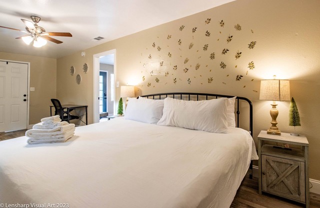 Spacious 1-BR Home w/ King Bed near Yosemite