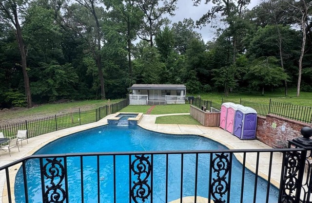 Spacious 10- Bedroom House Vibrant Memphis With Pool