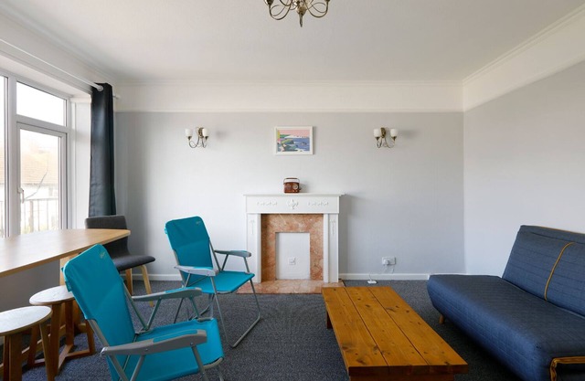 Spacious 2-Bedroom Flat Near Rottingdean Beach & Windmill