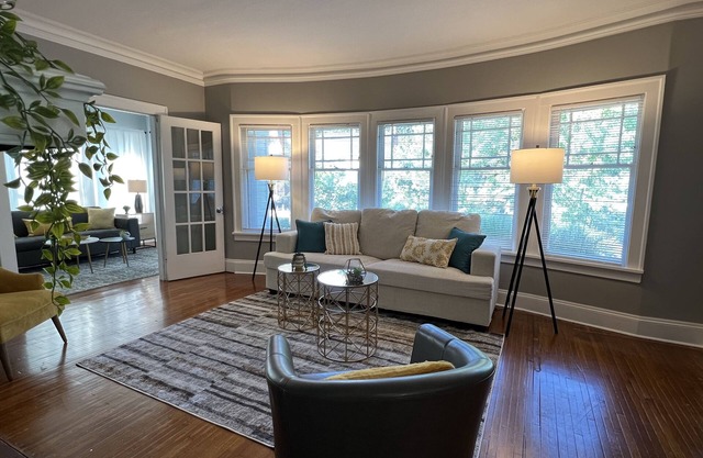 Spacious 2 bed room apartment near Shaker, Cleveland clinic, CWRU, Van aken.