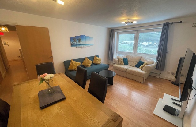 Spacious 2-bed ground floor apartment near Heathrow with free parking for 2 cars