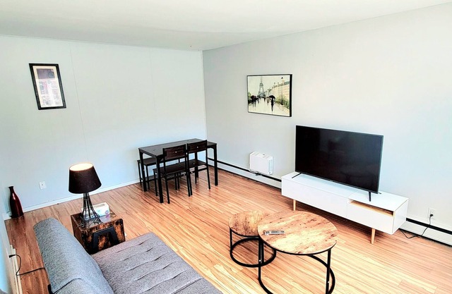 Spacious 2 Bed Private Entire Apartment Suit in the Heart of the City