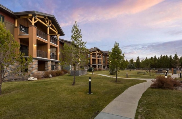 Spacious 2-bedroom condo with WiFi in magical West Yellowstone