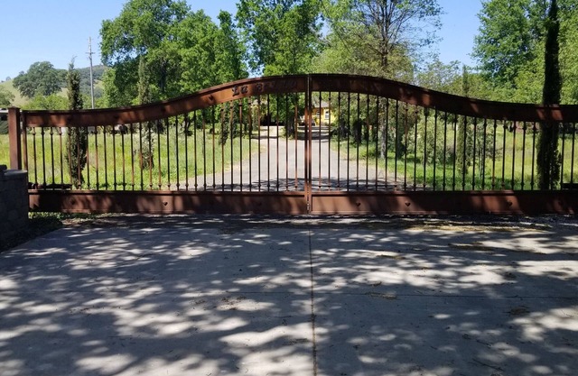 Spacious 2-bedroom house with WiFi, AC in charming Lakeport. Full Kitchen.