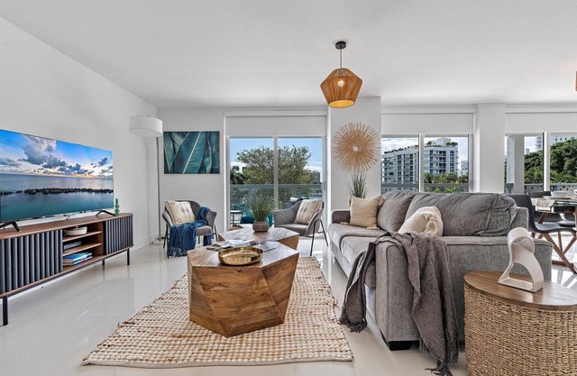 Spacious 2/2.5 Apt Family vacation Bay Harbor/Pool