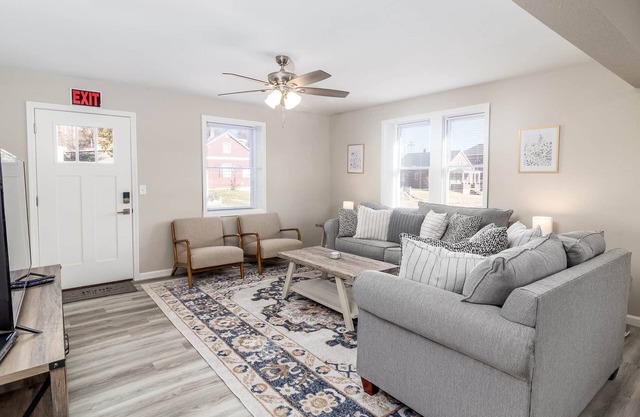 Spacious 3 bed 3 bath unit in downtown Hermann