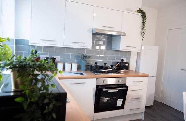 Spacious, 3 bedroom, 4 bed Townhouse | Close to city centre | FREE Parking