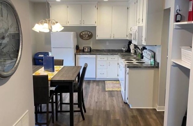 Spacious 3-bedroom apartment; 20 mins to Green Bay, Lambeau Field & Resch Center