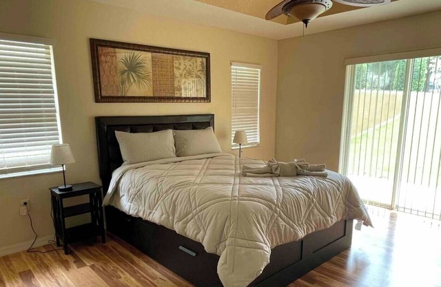 Spacious 3 bedroom near entertainment and Disney