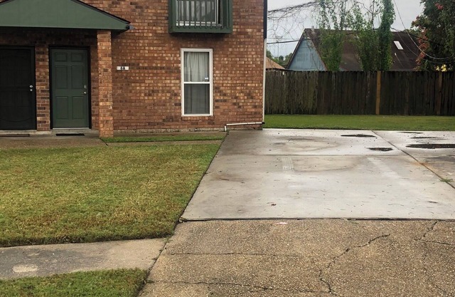 AMPLIA CASA ADOSADA DE 3 DORMITORIOS - 5 MINUTOS AL CENTRO / TRIMESTRE