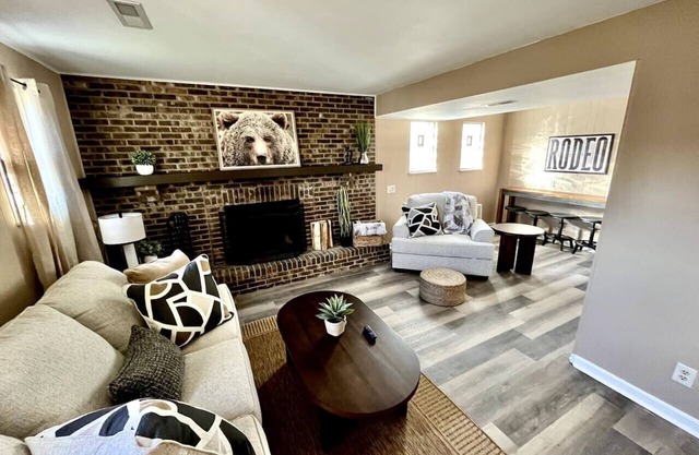 Spacious 3 Bedroom with Outdoor Pool in Mason