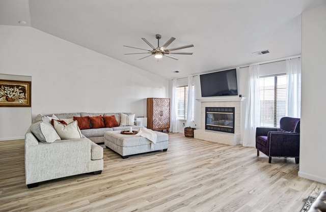 Spacious 3 BR Casa near UC Merced with Pool