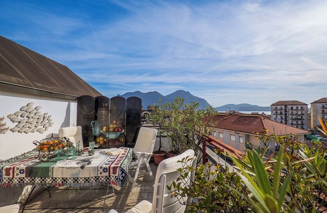 Amplio apartamento de 3 dormitorios con 2 baños, 3 balcones y una hermosa vista al lago