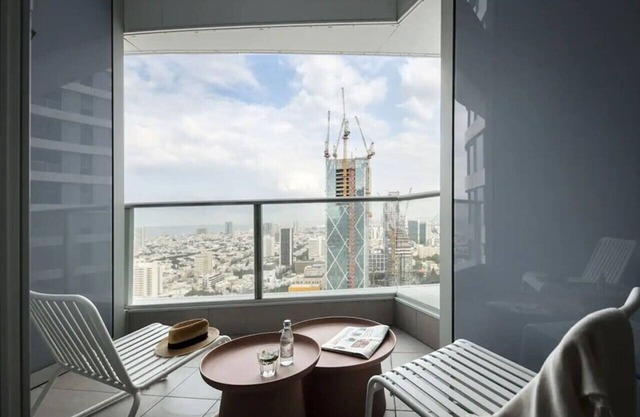 High-rise 3 bedroom Apartment with Balcony