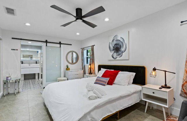 Spacious 3BR Near MacDill AFB & South Tampa w/ Deck & Yard