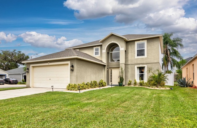 Spacious 4+1 bedroom house in Sanford with fast WiFi, A/C, & sleeping up to 12!