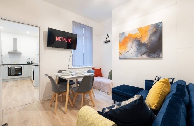 Spacious 4 bed | 4 en-suites | Parking | Discounts