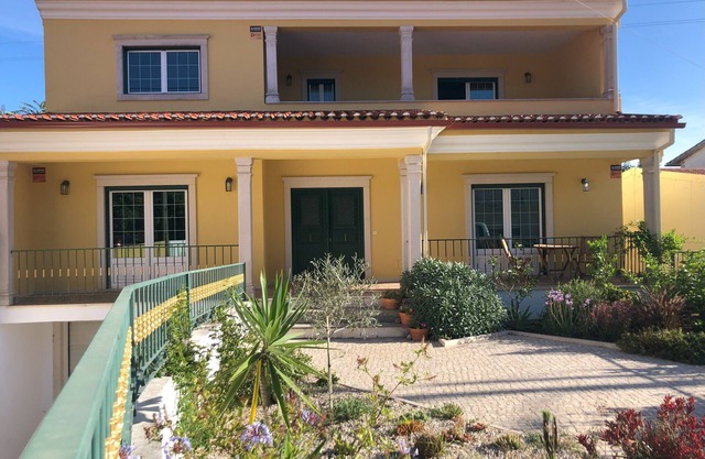 Spacious 4 bed house with hot tub, games room & terraces, near Alcobaca & Nazare