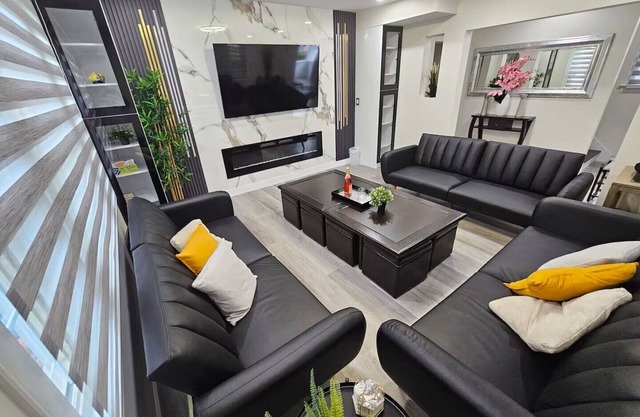 Spacious 4-bedroom house in charming Hicksville with AC