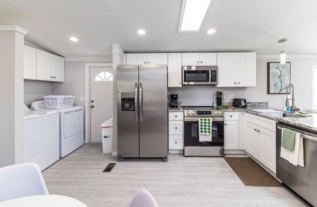 Spacious 4-bedroom house in fantastic Polk City with WiFi