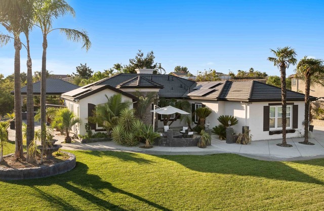 Spacious 4-bedroom house in delightful Riverside with WiFi, AC